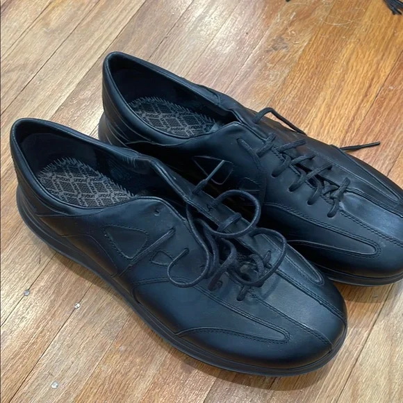 Men's Black Athletic Shoes - Picture 2 of 11